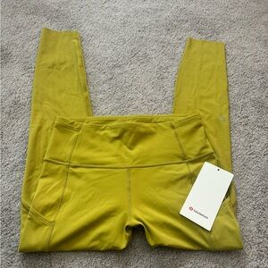 NWT Lulu Lemon size 8 neon green yellow. 
Smoke free home.